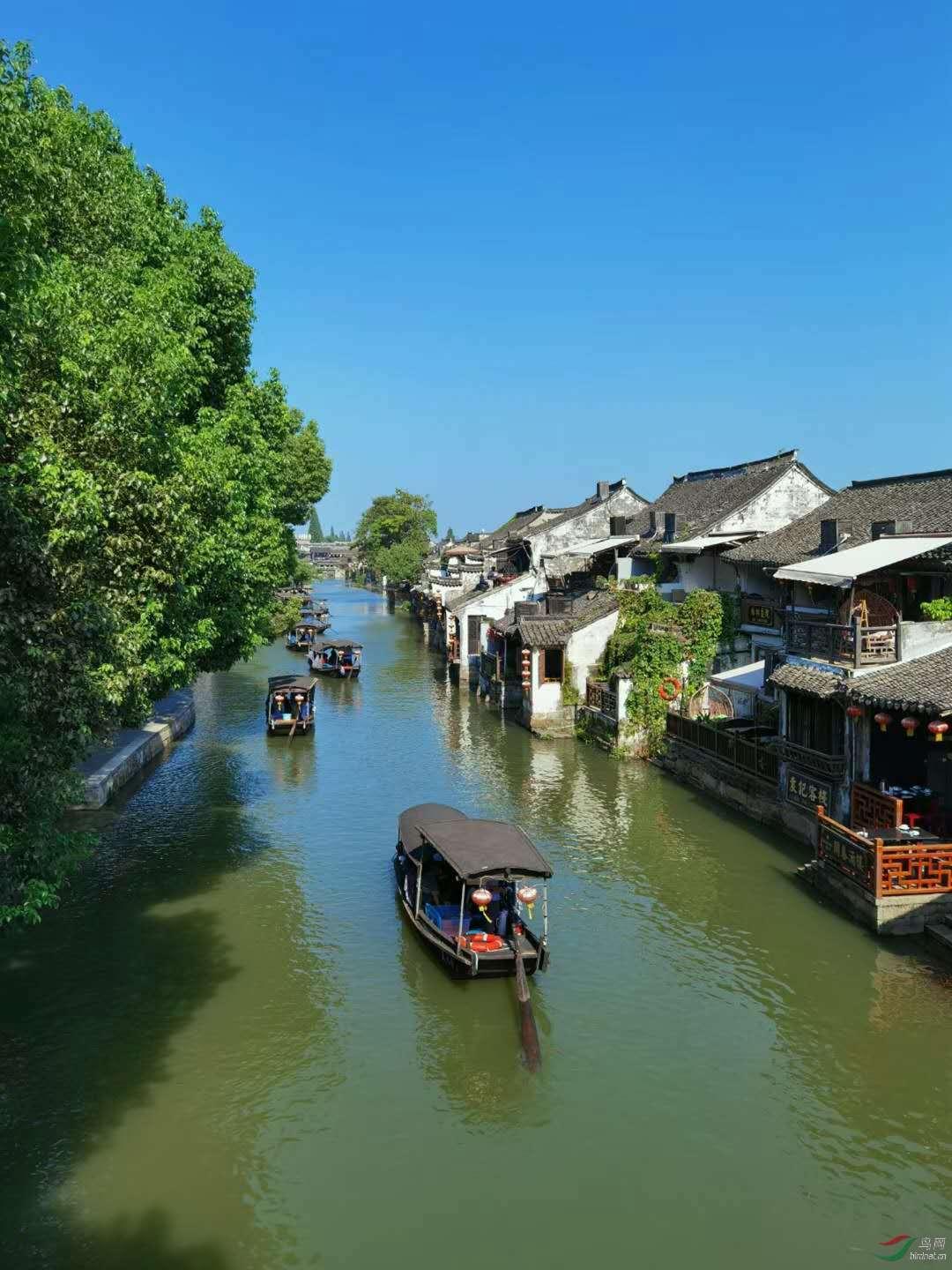 跑步机也伤娃！孩子玩耍时撞到跑步机被擦伤 半个手背皮肤被擦掉